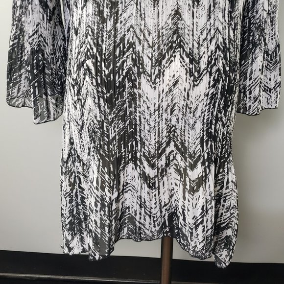 Avenue long asymmetrical hem top blouse Plus 26 - Picture 7 of 11